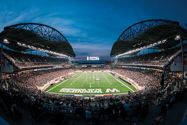 山东泰山今天下午在基地举行球迷开放日，一百多名球迷到场